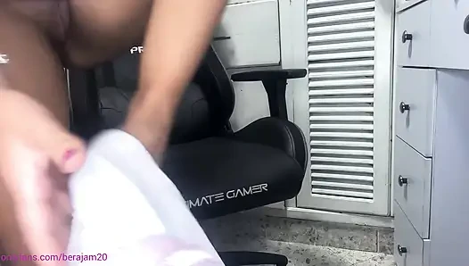 Mereka ngintip cewek itu lagi asik muasin memeknya satu sama lain
