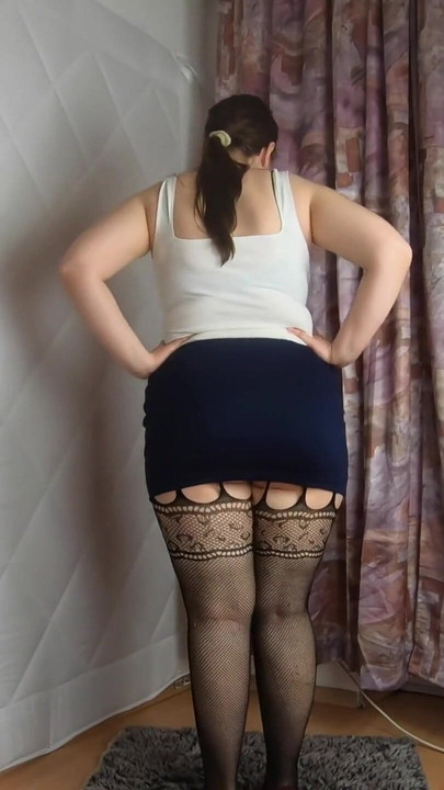 Mini suknja, štikle i mrežaste čarape