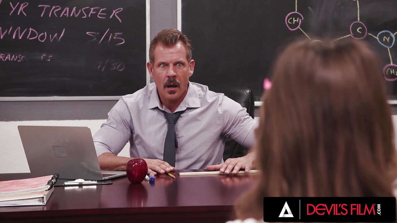DEVILS FILM - Rose Carter își stropește pizda pe fața profesorului și apoi îl fute hardcore în clasă