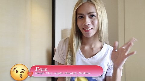 Helloladyboy fofa tailandesa ladyboy enfia pau na garganta