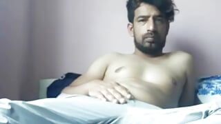 Indyjski chłopiec masturbuje się