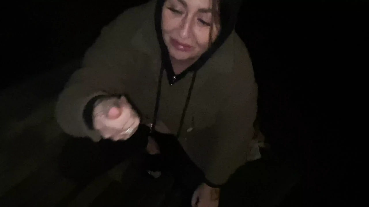 如果 Cracky 露出她的阴户，她就会得到香烟