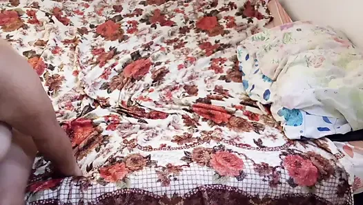 Mollige dicke titten wackeln mit fuchsia-analplug mit ihrem arsch, während sie dicken schwanz lutschen