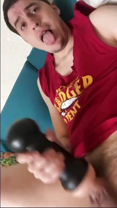 Twink που χρησιμοποιεί το Fleshlight του ενώ φοράει Anal Plug