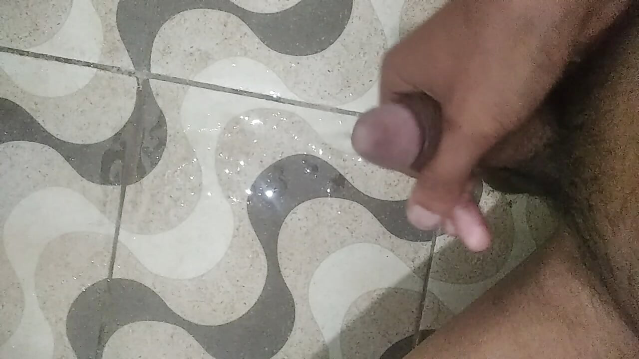 Remaja muncrat di kamar mandi