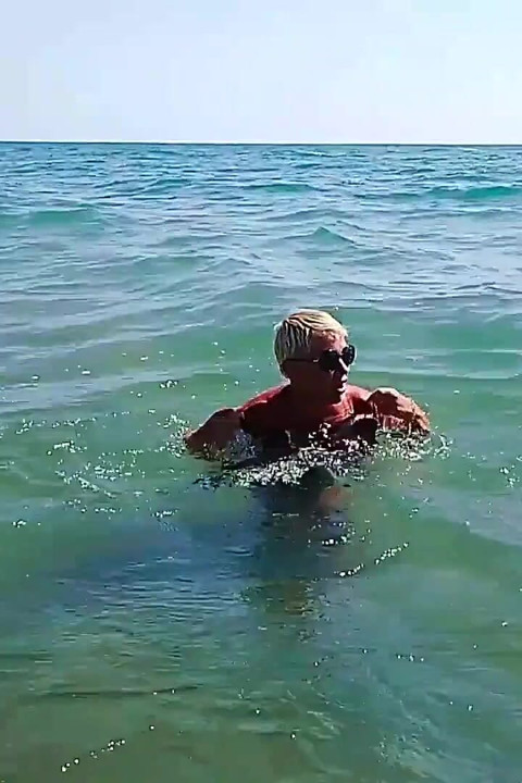 غريب ينظر إلي على الشاطئ
