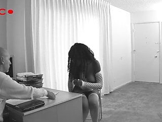 Грудастую чернокожую Nyomi в видео от первого лица трахают в задницу