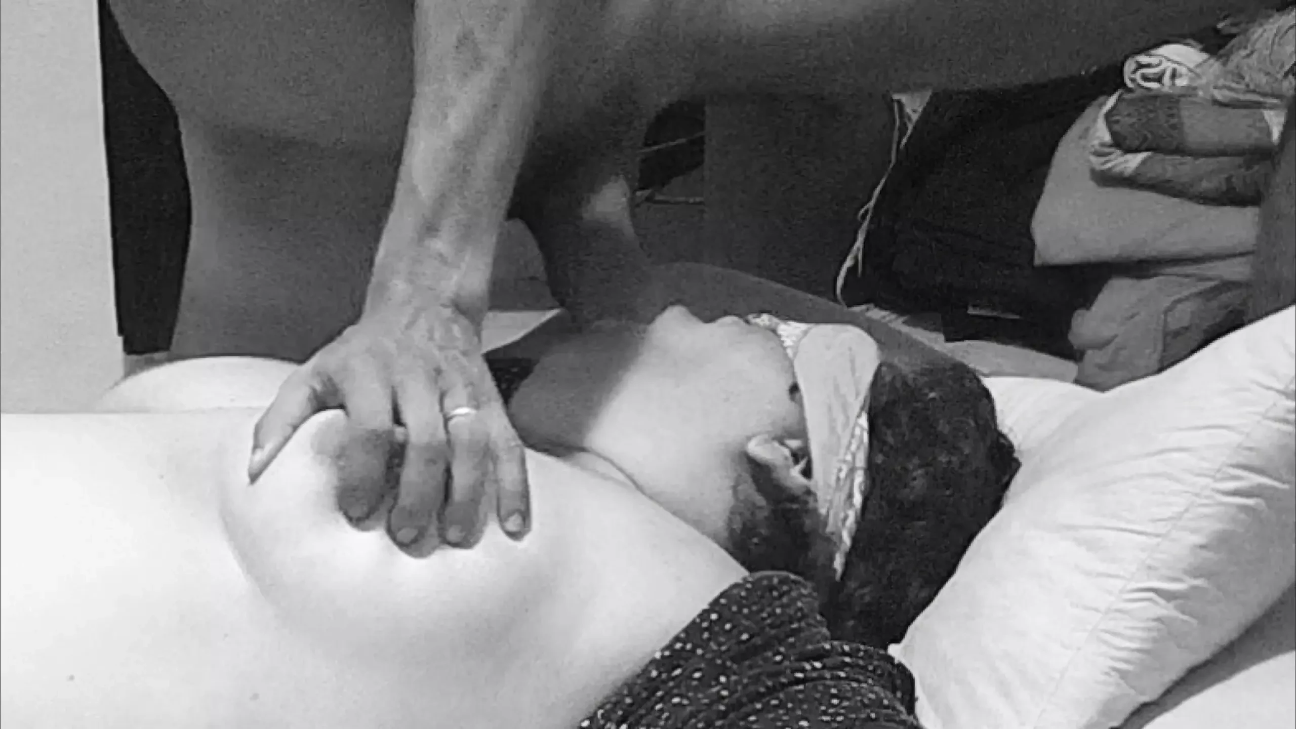 De hoer in haar mond neuken. Getrouwde vrouw bezocht me en ik nam het op voor de cuckold om haar gedomineerd en vernederd te zien.