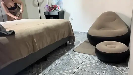 Maid Cleaning the Boss's Room Full of Horny to Give Her Pussy