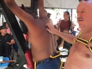 Marcus açoita durante feira de folsom em 2017
