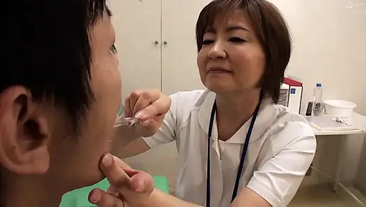 Vollbusige reife frau creampie-sex bei der arbeit