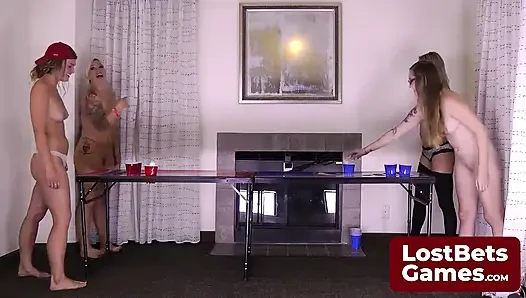 Ein Strip-Beer-Pong mit Tyler, Tobi, Dylan und Sassy