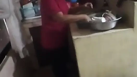 Karım oturma odasındayken hizmetçiyi mutfakta sikiyorum