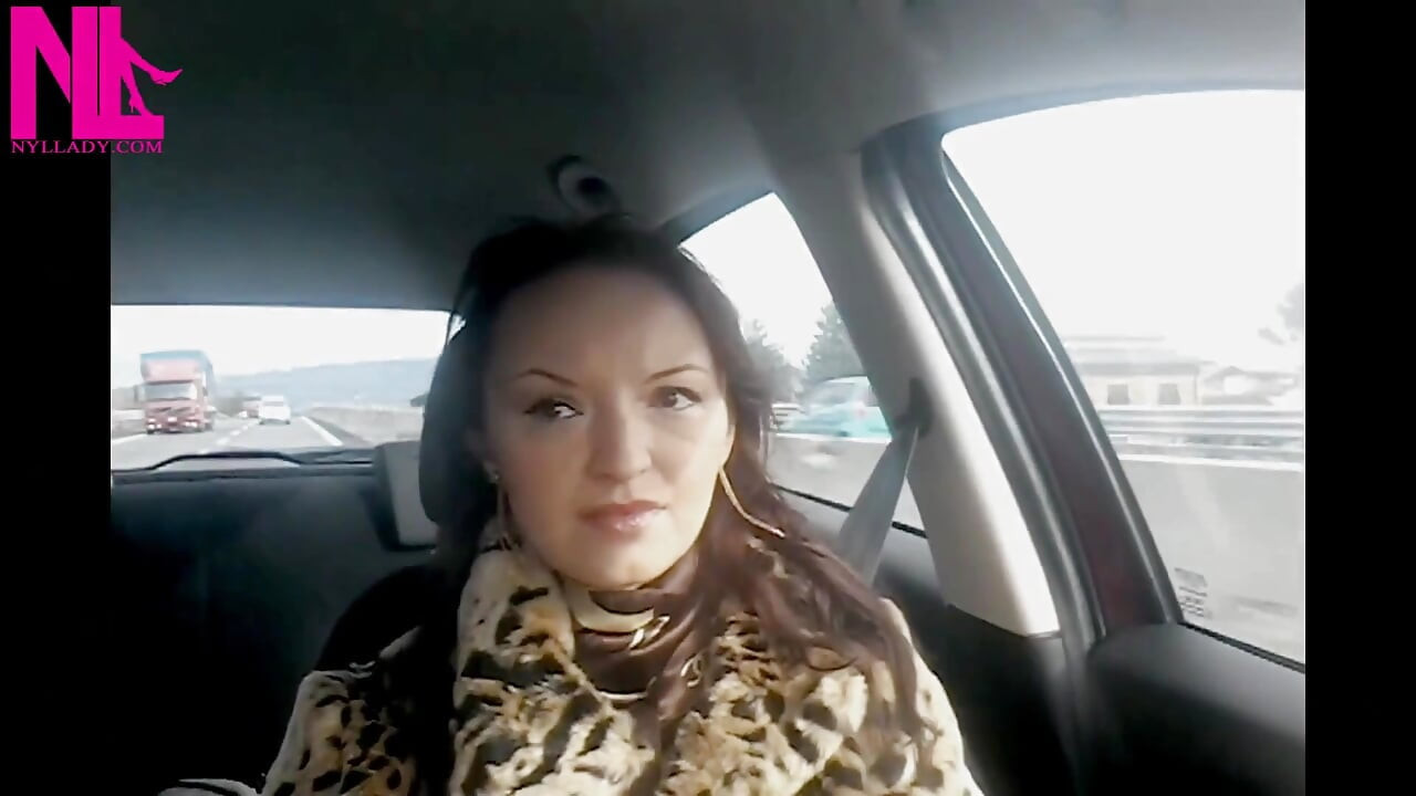 Sexy speedy de conducere în pompe negre patent și ciorapi negri cusuți
