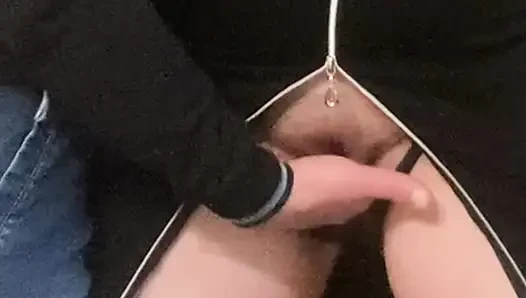 Cewek ini lagi asik fingering memek bebrulunya di kereta bawah tanah yang ramai banget