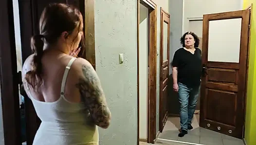 İri göğüslü güzel öğrenci kız kiralık şişman ev sahibini emiyor ve sızdırana kadar ağzına boşalıyor