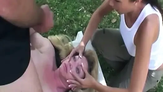 Olgun sarışın orta yaşlı seksi kadın ateşli yüze boşalma için büyük yarak emiyor