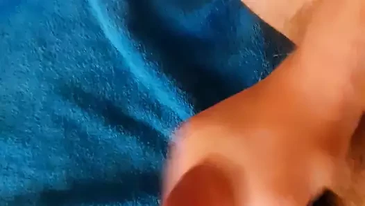 Yarağıma mastürbasyon yapıyor, ıslak amcığımı üstüne almaya hevesli.