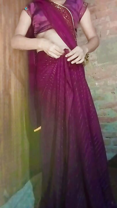 Hot bhabhi wearing sexy saree