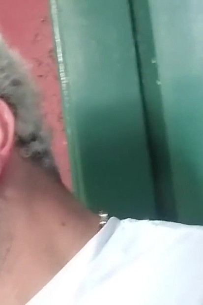 私は、友人をこっそり吸った後、公衆トイレで自分自身をチラ見せしているところを捕まりました。