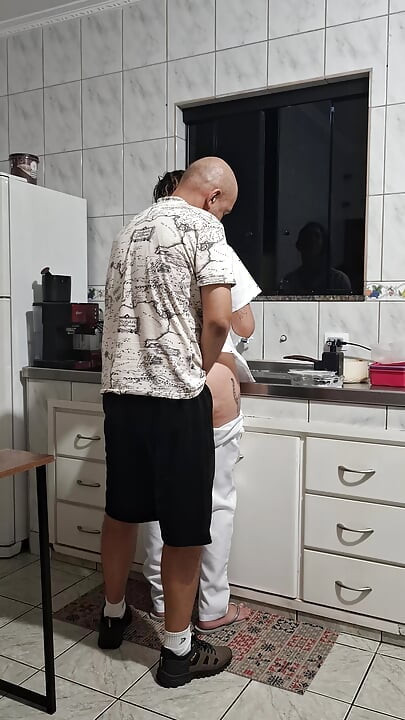 La criada fue follada por el culo en la cocina mientras lavaba los platos.