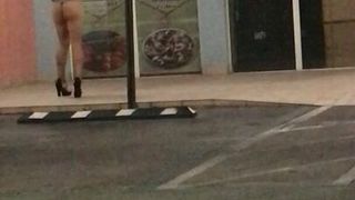 Дрочка сисси показывает задницу на улице