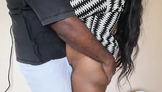 Freundin ruft ihren freund beim sex mit dem komplexen besitzer