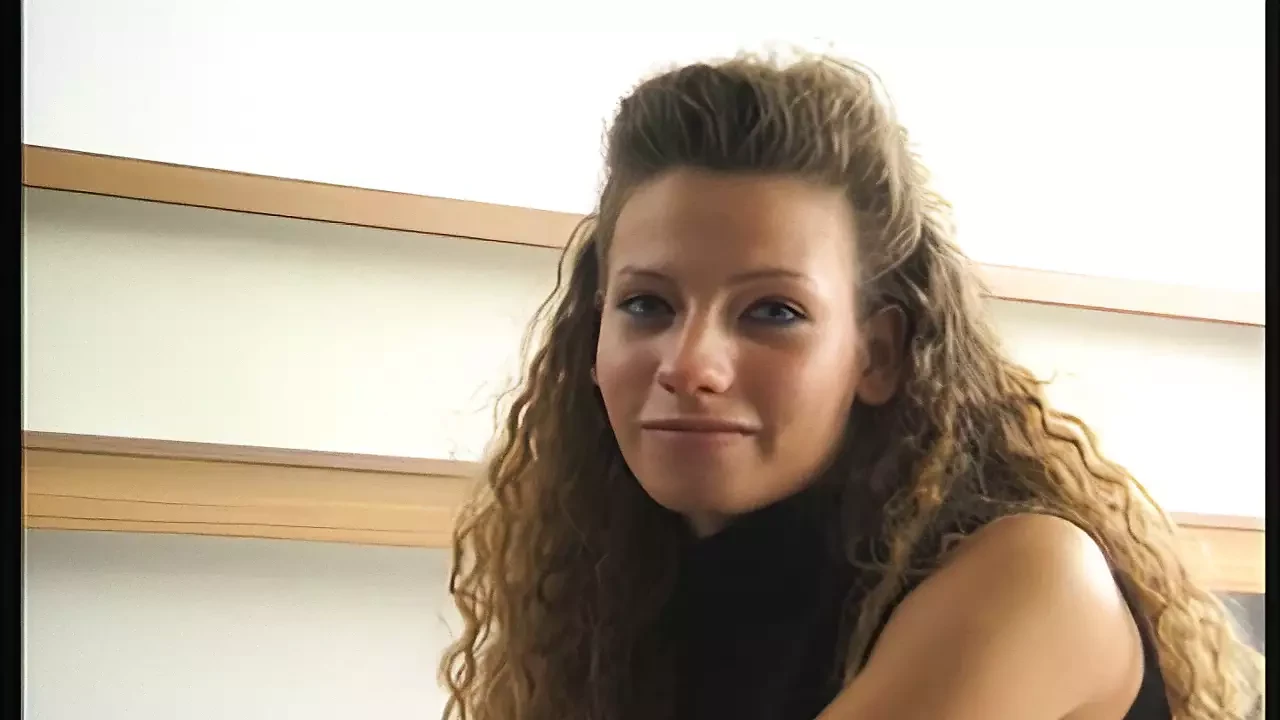 junge brunette schoenheit fingert sich vor der kamera