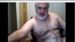 sexy hairy daddy bear se pajea en camara