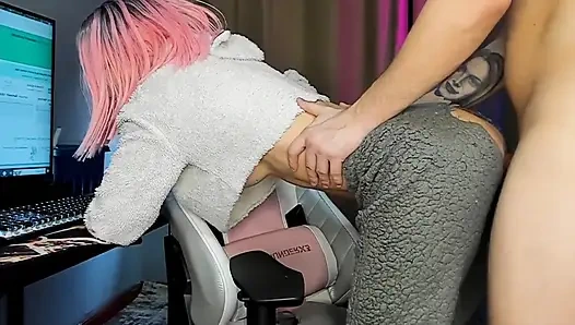 Он разорвал мои штаны в пижаме и трахнул меня раком, пока мы смотрели порно