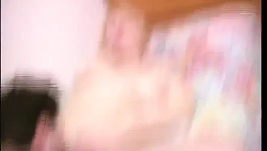 Junge vollbusige blondine mit behaarter muschi, arsch von riesigem amateur-schwanz gefickt und auf den arsch gespritzt