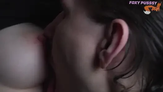 Son derece şehvetli üvey kız kardeşinin meme ucunu emiyor