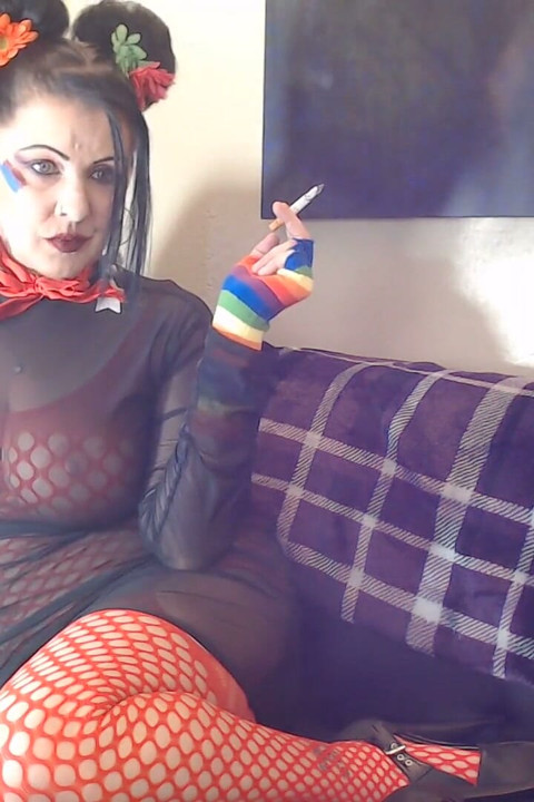 Dramático fumar lesbiana milf