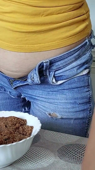 Mulher peluda sensual na cozinha Mãe sexy, buceta peluda, bunda grande, aspirando a casa nua. Peluda latina com mamilos grandes | Clipe 1