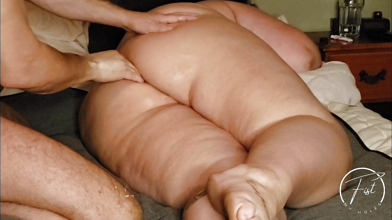 Fistmyholes - se corre en mi culo y luego me golpea con su semen!