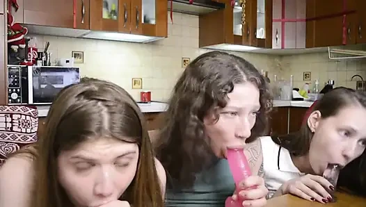 Sapık sürtük kız arkadaşlar üçlü seks emiyor ateşli