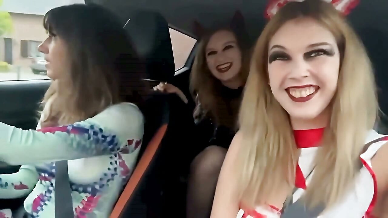 Orgie lesbiană de Halloween, țipete de plăcere - partea 1