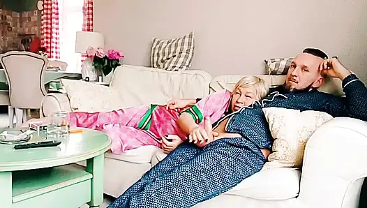 Tabu-Sex, Stiefmutter schaut Filme, und ich nehme ihren Mund