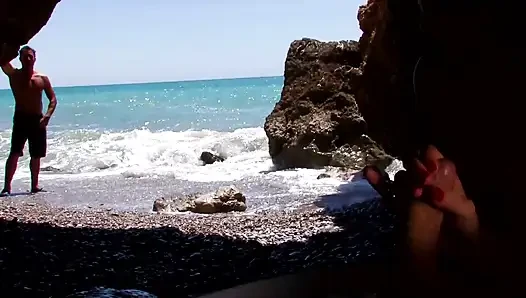 Seksi minyon plajda çifte anal üçlü seks