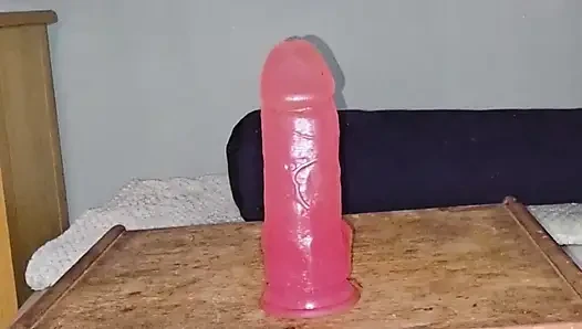 Büyük anal dildoya biniyor ve ağzı açık