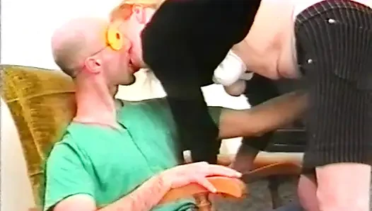 Dalam kehangatan perapian dapatkan blowjob yang bagus