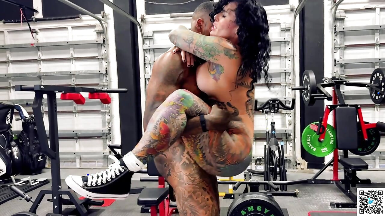 Sex în sala de sport! Bianca Bailee uimitoare călărește pula mare a lui Jason Luv și primește sperma lui!