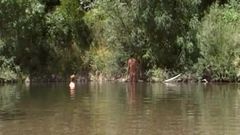 Pareja naturista en el río