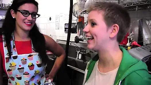 Dua tanggul di dapur bermain es krim