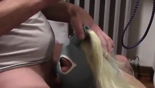 Sarı iki kuyruklu MILF ağzına alıp boşalıyor