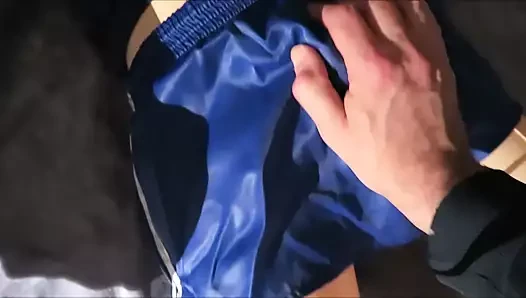 Erkek bebek naylon adidas şort giyiyor