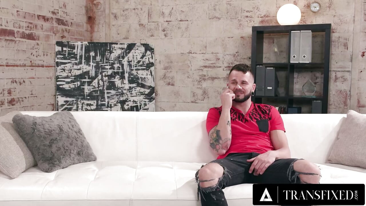 TRANSFIXED - Lena Moon promění setkání v hardcore trans trojku