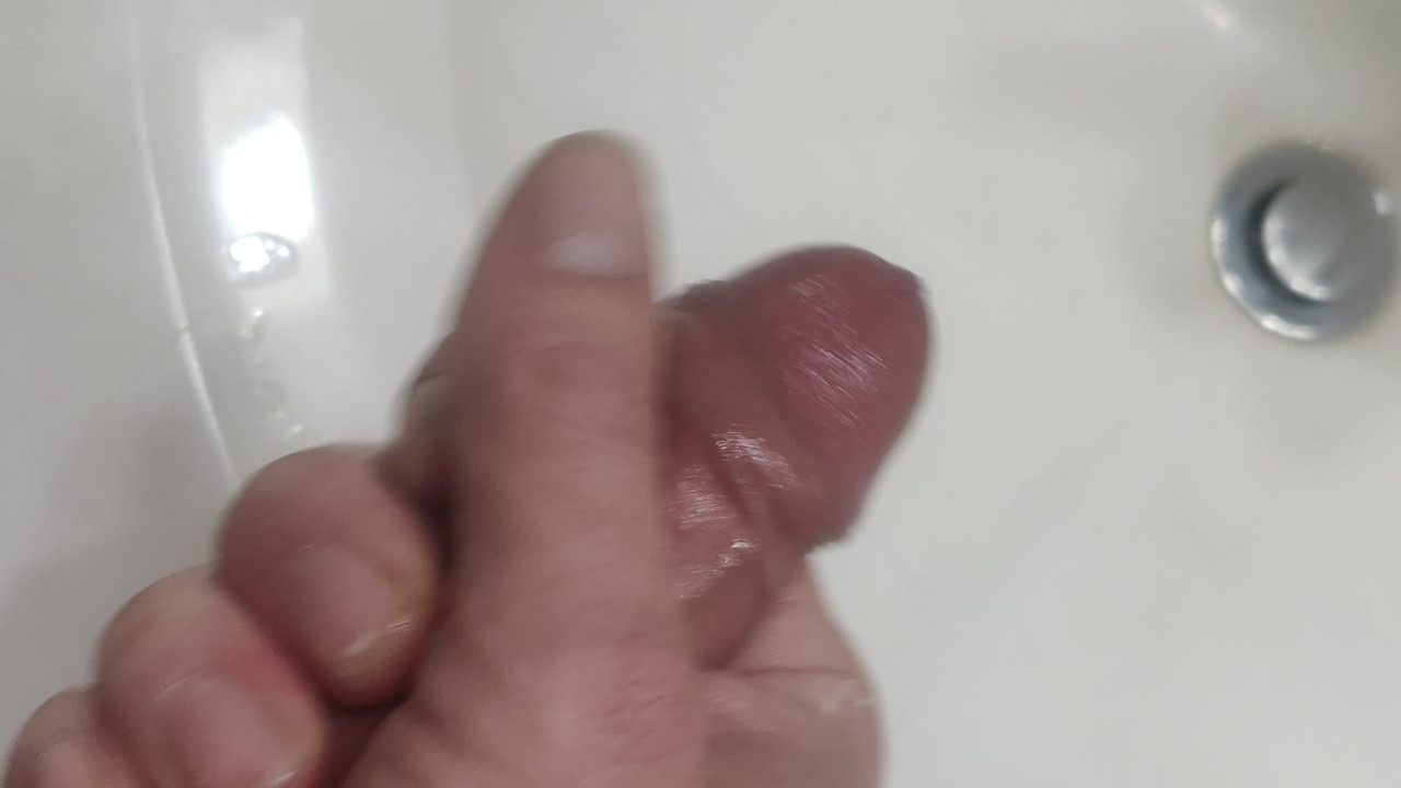 在我操她的屁股之前，需要一個喉嚨或一個陰部來潤滑它