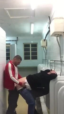 Espiando no banheiro gostoso