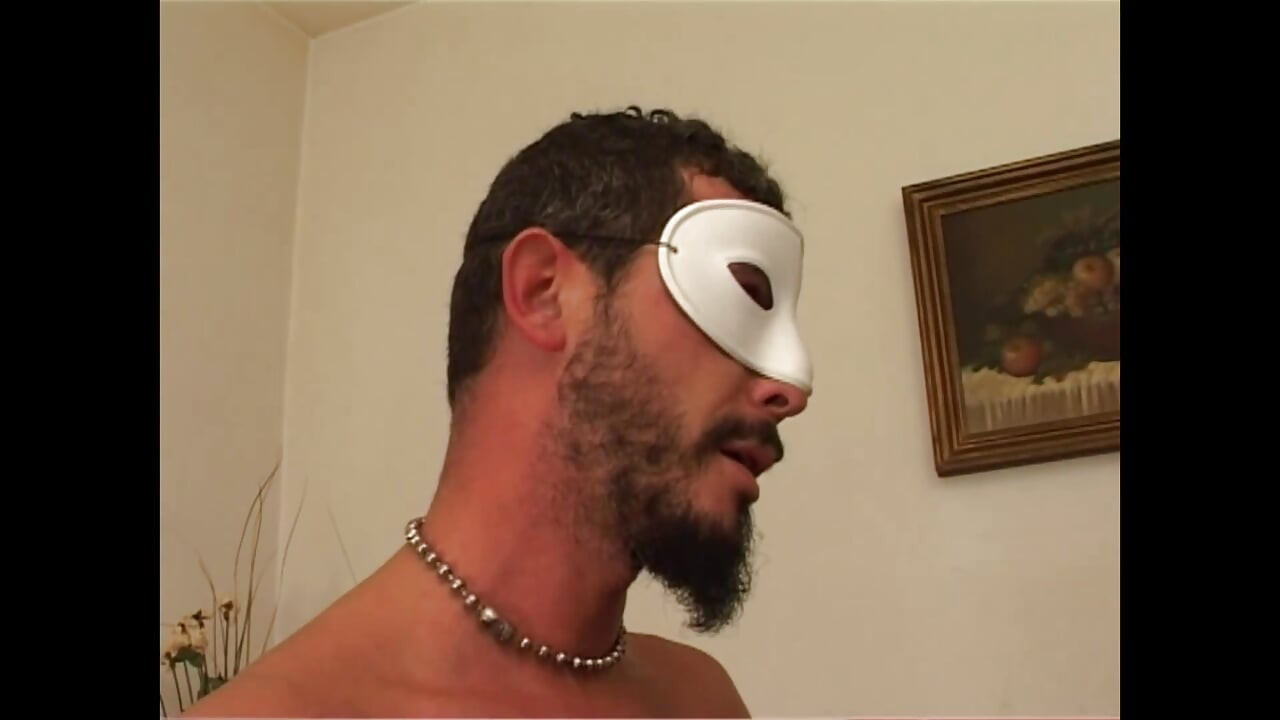 Soție matură sexy mascată cu țâțe mici futută și umplută de spermă în gură de o pulă uriașă de amatori